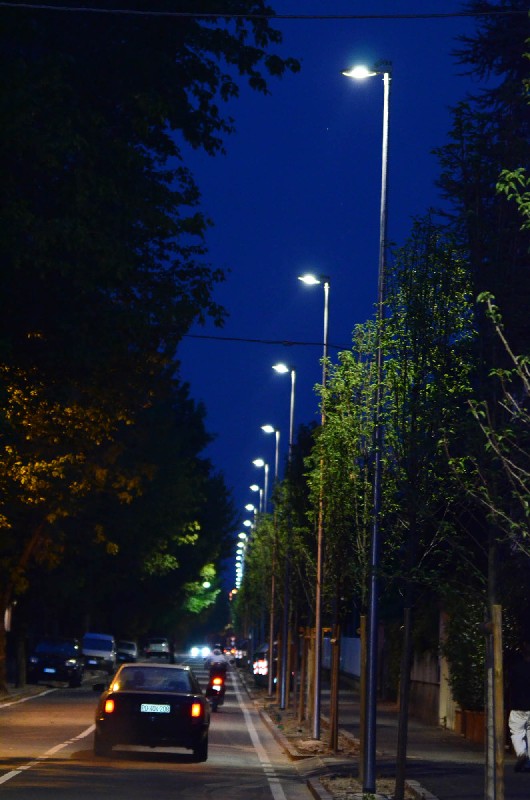 Viale Ferrarin illuminato a led: da una settimana è la prima strada pubblica della città a vantare la nuova tecnologia che consente risparmi energetici e una migliore resa