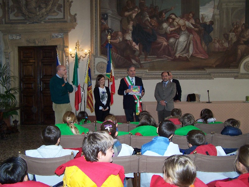 La bandiera della Città di Vicenza quale tappa finale della “Caccia al tesoro dell’Unità” degli alunni della primaria “2 giugno”