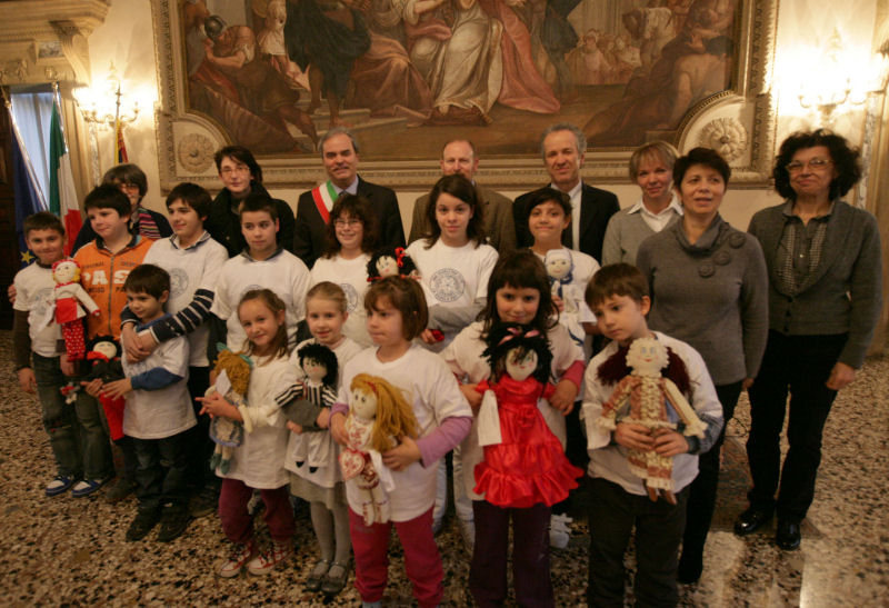Presentata a Palazzo Trissino l’iniziativa Pigotta 2011: sono 700 le bambole di pezza realizzate dai volontari dell’UNICEF per salvare la vita ai bambini dimenticati