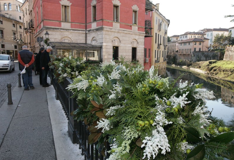Ponte S. Paolo in versione natalizia grazie all’allestimento del Garden Club Vicenza
