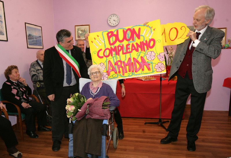 Il consigliere comunale Federico Formisano in visita da Armida Fabris per i suoi 102 anni