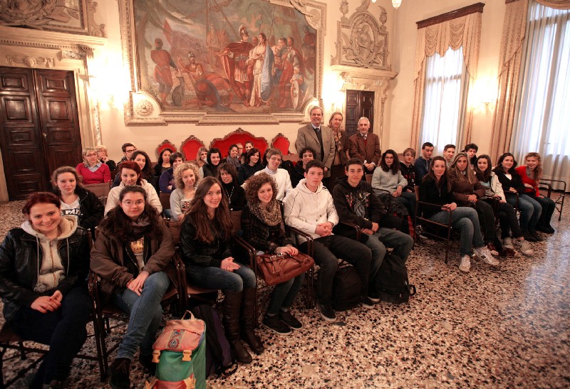Il sindaco Variati riceve gli studenti del liceo Fogazzaro: “Ringrazio voi ragazzi a nome della città e il Fai che ha organizzato le due giornate di visita alla Basilica Palladiana”