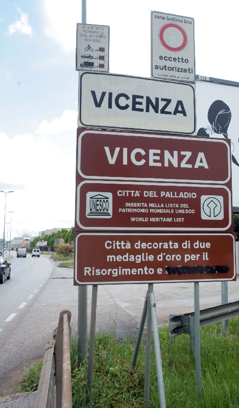 Cancellata da ignoti la parola “Resistenza” riportata nei cartelli stradali che ricordano come Vicenza sia città decorata da due medaglie d’oro