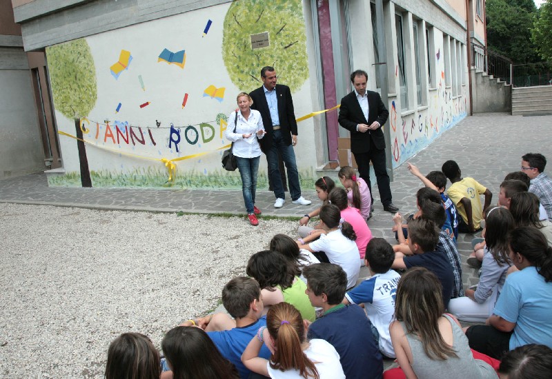 Scuola primaria Rodari, inaugurato il “murale delle favole”
