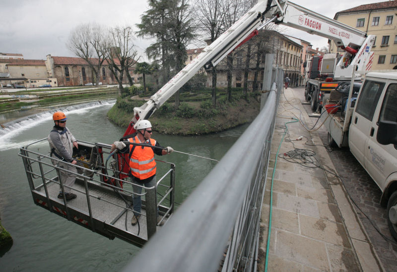 Ponte Pusterla: pulizia della balaustra in corso, seguirà il montaggio del nuovo parapetto