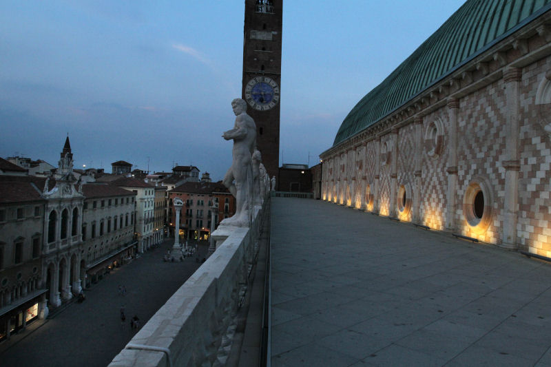 Terrazza della Basilica, aperta il 21 giugno per godere di uno splendido panorama notturno
