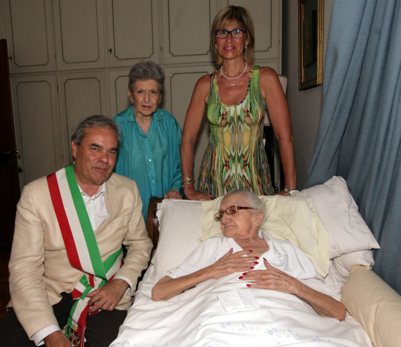 Il sindaco Variati in visita dalla signora Baba nel giorno del suo 105° compleanno