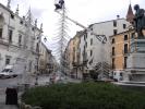 Alberi in piazza Matteotti in fase di allestimento