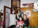 Da sinistra: la nipote Caterina, l'assessore Cordova, la pronipote Veronica, la centenaria Gilda