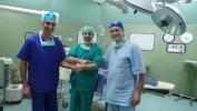 D'Agostino con il primario dello Shifa Hospital Isamil Nassar e il prof. Bruno Cigliano (Università di Napoli Federico II) dopo un intervento complesso di 12 ore