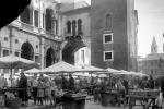 Piazza delle Erbe, mercatino della frutta e degli uccelli (1910, archivio Fondazione Vajenti-Biblioteca Civica Bertoliana)