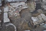 Ritrovamenti archeologici in piazza delle Erbe: resti del sistema di canalizzazione delle acque costruito sopra il basamento della Basilica
