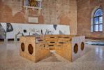 in primo piano Piero Gilardi, Ecoagorà, 2015, installazione con struttura di legno e accessori vari, diametro m 4,20, altezza m 1,20, foto di Lorenzo Ceretta