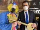 Ciaci riceve simbolicamente dal sindaco Rucco le chiavi della città per il Carnevale