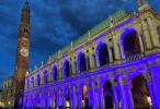 basilica illuminata di blu_foto d'archivio